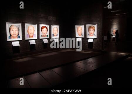 Blick auf die Ausstellung, Eröffnung der FOTOAUSSTELLUNG DER ÜBERLEBENDEN des Fotografen Martin Schoeller, in der Kokerei Zollverein auf dem Gelände des Weltkulturerbes Zollverein in Essen, 01.07.2019. â Nutzung weltweit Stockfoto