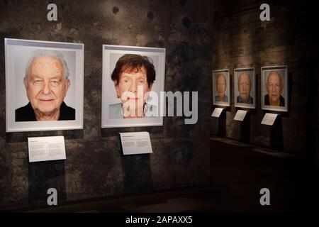 Blick auf die Ausstellung, Eröffnung der FOTOAUSSTELLUNG DER ÜBERLEBENDEN des Fotografen Martin Schoeller, in der Kokerei Zollverein auf dem Gelände des Weltkulturerbes Zollverein in Essen, 01.07.2019. Weltweite Verwendung Stockfoto