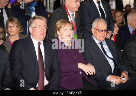 Von links: Bernd Toenjes, Tonjes, RAG-Stiftung, Angela MERKEL, Kanzlerin, Naftali FUERST, Holocaust-Überlebende, Zeitzeuge, Eröffnung der FOTOAUSSTELLUNG DER ÜBERLEBENDEN durch Fotograf Martin Schoeller im Kokerei Zollverein auf dem Gelände des Zollvereins in Essen, 01.07.2019. Weltweite Verwendung Stockfoto