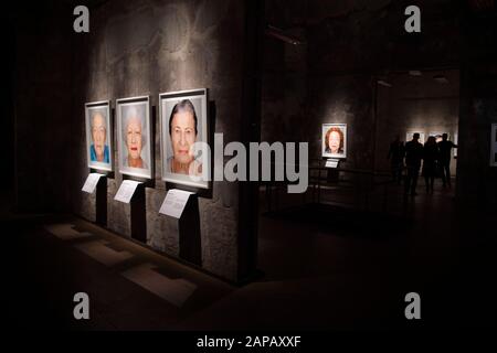 Blick auf die Ausstellung, Eröffnung der FOTOAUSSTELLUNG DER ÜBERLEBENDEN des Fotografen Martin Schoeller, in der Kokerei Zollverein auf dem Gelände des Weltkulturerbes Zollverein in Essen, 01.07.2019. Weltweite Verwendung Stockfoto