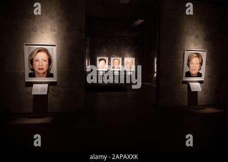 Blick auf die Ausstellung, Eröffnung der FOTOAUSSTELLUNG DER ÜBERLEBENDEN des Fotografen Martin Schoeller, in der Kokerei Zollverein auf dem Gelände des Weltkulturerbes Zollverein in Essen, 01.07.2019. â Nutzung weltweit Stockfoto