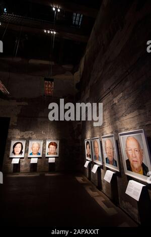 Blick auf die Ausstellung, Eröffnung der FOTOAUSSTELLUNG DER ÜBERLEBENDEN des Fotografen Martin Schoeller, in der Kokerei Zollverein auf dem Gelände des Weltkulturerbes Zollverein in Essen, 01.07.2019. Weltweite Verwendung Stockfoto