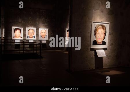 Blick auf die Ausstellung, Eröffnung der FOTOAUSSTELLUNG DER ÜBERLEBENDEN des Fotografen Martin Schoeller, in der Kokerei Zollverein auf dem Gelände des Weltkulturerbes Zollverein in Essen, 01.07.2019. Weltweite Verwendung Stockfoto