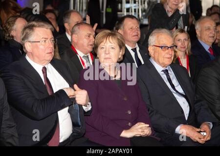 Von links: Bernd Toenjes, Tonjes, RAG-Stiftung, Angela MERKEL, Kanzlerin, Naftali FUERST, Holocaust-Überlebender, Zeitzeuge, Armin LASCHET, NRW-Regierungspräsident, Eröffnung der Fotoausstellung ÜBERLEBENDE des Fotografen Martin Schoeller, im Mischwerk Kokerei Zollverein auf Dem Gelände des Welterbe-Zollvereins in Essen, 01.07.2019. Weltweite Verwendung Stockfoto