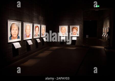 Blick auf die Ausstellung, Eröffnung der FOTOAUSSTELLUNG DER ÜBERLEBENDEN des Fotografen Martin Schoeller, in der Kokerei Zollverein auf dem Gelände des Weltkulturerbes Zollverein in Essen, 01.07.2019. Weltweite Verwendung Stockfoto