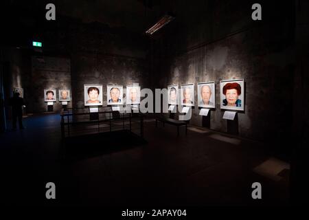 Blick auf die Ausstellung, Eröffnung der FOTOAUSSTELLUNG DER ÜBERLEBENDEN des Fotografen Martin Schoeller, in der Kokerei Zollverein auf dem Gelände des Weltkulturerbes Zollverein in Essen, 01.07.2019. â Nutzung weltweit Stockfoto