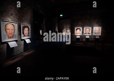 Blick auf die Ausstellung, Eröffnung der FOTOAUSSTELLUNG DER ÜBERLEBENDEN des Fotografen Martin Schoeller, in der Kokerei Zollverein auf dem Gelände des Weltkulturerbes Zollverein in Essen, 01.07.2019. Weltweite Verwendung Stockfoto