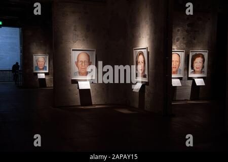 Blick auf die Ausstellung, Eröffnung der FOTOAUSSTELLUNG DER ÜBERLEBENDEN des Fotografen Martin Schoeller, in der Kokerei Zollverein auf dem Gelände des Weltkulturerbes Zollverein in Essen, 01.07.2019. Weltweite Verwendung Stockfoto