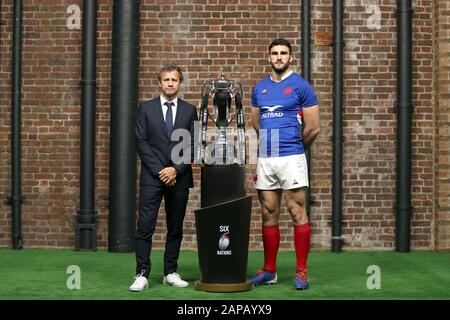 Frankreichs Cheftrainer Fabien Galthie (links) und Charles Ollivon posieren für ein Foto neben der Six Nations Trophäe während der Guinness Six Nations Launch am Tobacco Dock, London. Stockfoto