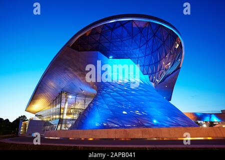 Architektonisches Detail der BMW Welt in München Bayern beleuchtet in der Abenddämmerung Stockfoto