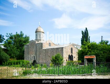 Kleine alte Steinkirche in einer kleinen Stadt Stockfoto