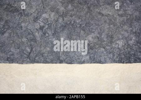 Hintergrund von grauem und weißem, in Mexiko handgefertigtem Rindenpapier aus Amate-, Nettle- und Mulberry-Bäumen, abstrakte Landschaft mit stürmischem Himmel Stockfoto