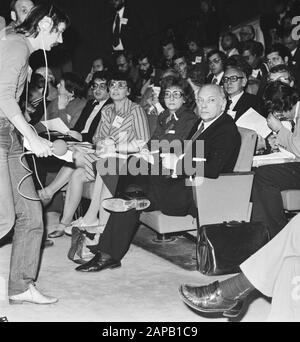 Außergewöhnlicher Kongress PvdA in den Haag; v. l. Van Thijn, Ien van de Heuvel, Liesbeth en Joop den Uyl Datum: 5. november 1977 Ort: Den Haag, Zuid-Holland Schlüsselwörter: Kongresse persönlicher Name: Heuvel, Ien van den, Uyl, Joop den, Uyl, Liesbeth den Stockfoto