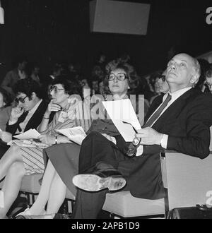 Außergewöhnlicher Kongress PvdA in den Haag; Ien van de Heuv en Liesbeth en Joop den Uyl Datum: 5. November 1977 Ort: Den Haag, Zuid-Holland Schlüsselwörter: Kongresse Personenname: Heuv, Ien van den, Uyl, Joop den, Uyl, Liesbeth den Stockfoto