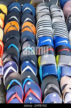 Sandalen und Flip-Flops zum Verkauf, Hoi An, Vietnam Stockfoto