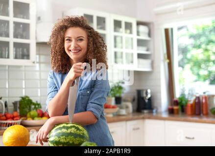 Junge Frau mit Wassermelone und einem Messer erstochen Stockfoto