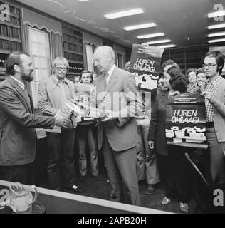 Anwohner Bijlmermeer bieten Antrag auf Mieterreduzierung aa Zweiter Kammervorsitzender Vondeling (Mitte) an, linker Aktionschef Niek ten Hagen Datum: 25. September 1973 Schlüsselwörter: Petitionen Stockfoto