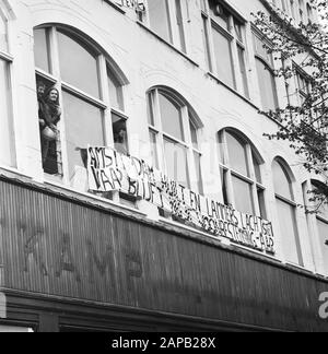 AAP besetzte leeres Gebäude Holtkamp in der Vijzelstraat Amsterdam; besetztes Gebäude mit Bannern Datum: 26. april 1974 Standort: Amsterdam, Noord-Holland Schlagwörter: Besetzung, Banner Stockfoto