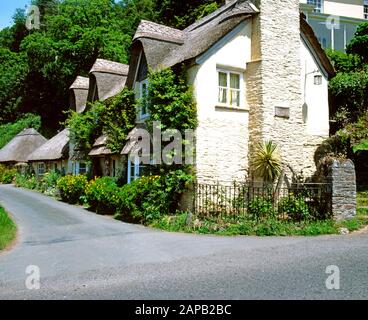 Reetched Cottages, Blackpool Sands, in der Nähe von Dartmouth, South Hams, South Devon, England. Stockfoto