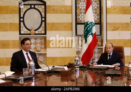 Beirut, Libanon. Januar 2020. Der libanesische Präsident Michel Aoun (R) und Premierminister Hassan Diab nehmen am 22. Januar 2020 an der ersten Sitzung des neuen Kabinetts im Präsidentenpalast in Baabda östlich von Beirut im Libanon Teil. Aoun forderte das neue Kabinett auf, mit Wirtschafts- und Finanzkrisen zu beginnen, sagte der Vorsitz in einer Erklärung am Mittwoch. Kredit: Bilal Jawich/Xinhua/Alamy Live News Stockfoto