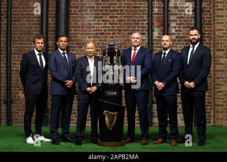 Frankreich Cheftrainer Fabien Galthie, Italien Cheftrainer Franco Smith, England Cheftrainer Eddie Jones, Wales Cheftrainer Wayne Pivac, Schottlands Cheftrainer Gregor Townsend und Irlands Cheftrainer Andy Farrel posieren für ein Foto mit der Six Nations Trophäe während der Guinness Six Nations Einführung im Tobacco Dock, London. Stockfoto