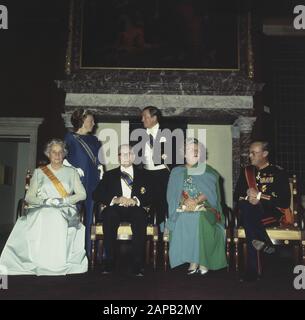 Besuch von Präsident Heinemann und Frau von WD in NL; Stativfoto von Heinemann und Frau, HM, Bernhard, Beatrix, Claus im Palast am Dam Datum: 25. November 1969 Stichwörter: Besuche persönlicher Name: Beatrix, Prinzessin, Bernhard, Fürst, Claus, Fürst, Heidemann, Gustav Institutionenname: Palast am Damplatz Stockfoto