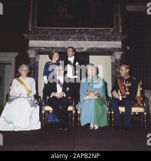 Besuch von Präsident Heinemann und Frau von WD in NL; Stativfoto von Heinemann und Frau, HM, Bernhard, Beatrix, Claus im Palast am Dam Datum: 25. November 1969 Stichwörter: Besuche persönlicher Name: Beatrix, Prinzessin, Bernhard, Fürst, Claus, Fürst, Heidemann, Gustav Institutionenname: Palast am Damplatz Stockfoto