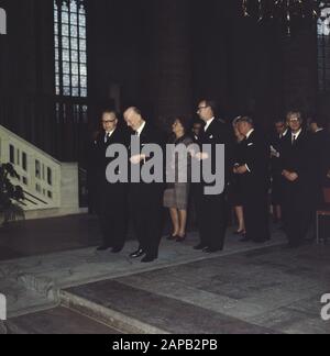 Besuch von Präsident Heinemann und Frau von WD in NL: Präsident Heinemann besucht St. Laurenskerk, Rotterdam Datum: 25. November 1969 Standort: Rotterdam, Zuid-Holland Schlüsselwörter: Besuche persönlicher Name: Heinemann, Gustav Institutionenname: Sint-Laurenskerk Stockfoto