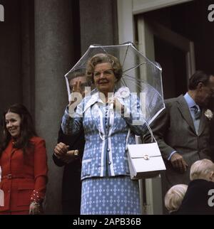 Defile Palace Soestdijk, Geburtstag Königin Juliana; Ihre Majestät mit Regenschirm Datum: 30. April 1974 Schlüsselwörter: Defiles, Königinnen, Geburtstage persönlicher Name: Juliana, Königin Stockfoto
