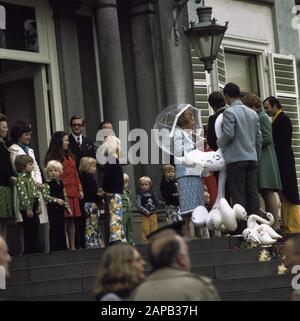 Defile Palace Soestdijk, Geburtstag Königin Juliana; Ihre Majestät erhält Geschenke Datum: 30. April 1974 Schlüsselwörter: Defiles, GESCHENKE, Königinnen, Geburtstage persönlicher Name: Juliana, Königin Stockfoto