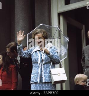 Defile Palace Soestdijk, Geburtstag Königin Juliana; Ihre Majestät mit Regenschirm Datum: 30. April 1974 Schlüsselwörter: Defiles, Königinnen, Geburtstage persönlicher Name: Juliana, Königin Stockfoto