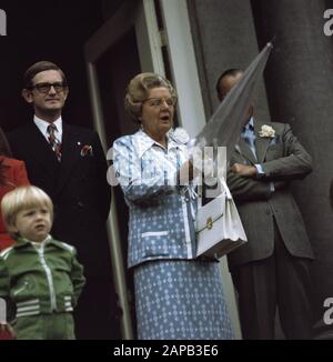 Defile Palace Soestdijk, Geburtstag Königin Juliana; Ihre Majestät mit Regenschirm Datum: 30. April 1974 Schlüsselwörter: Defiles, Königinnen, Geburtstage persönlicher Name: Juliana, Königin Stockfoto