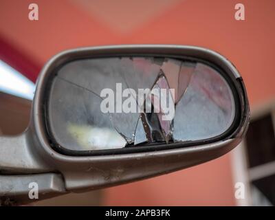 Defekter Seitenspiegel eines Autos nach Unfall Stockfoto