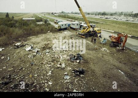 Lagerung von Flugzeugresten und Staub. Überreste von Opfern nach dem Absturz in Moerdijk, wo ein Fokker Fellowship der NLM abgestürzt ist/Datum: 8. Oktober 1981 Schlagwörter: BERGINES, VICTIMES, Air Crash persönlicher Name: Fokker Fellowship Stockfoto