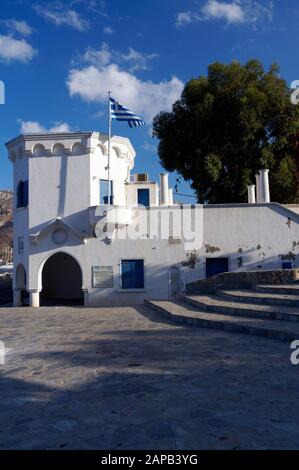 Polizeirevier, von den Italienern während der Besatzung im razionalismo Stil, Tilos, Dodecanese Inseln, südliche Ägäis, Griechenland gebaut. Stockfoto