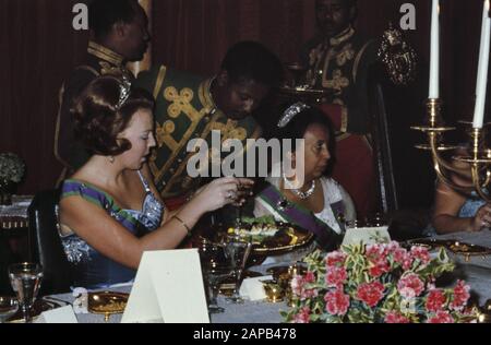 Besuchen Sie Königin Juliana, Pr. Bernhard, Pr. Beatrix Pr. Claus in Äthiopien: Gala-Dinner am ersten Besuchstag im Kaiserpalast Datum: 31. Januar 1969 Ort: Äthiopien Schlüsselwörter: Besuche persönlicher Name: Bernhard, Fürst, Claus, Fürst, Juliana, Königin Stockfoto