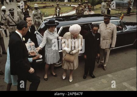 Besuch der Königin Juliana, der Fürsten Bernhard und Claus und der Prinzessin Beatrix in Äthiopien. Das Unternehmen steigt aus dem Auto aus und ist auf dem Weg zur Dreifaltigkeitskathedrale Datum: 31. Januar 1969 Standort: Addis Abeba, Äthiopien Schlüsselwörter: Staatsbesuche persönlicher Name: Beatrix (Prinzessin Niederlande), Bernhard (Prinz Niederlande), Claus (Prinz Niederlande), Juliana (Königin Niederlande) Stockfoto