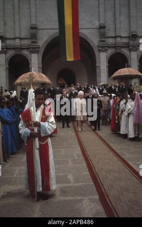 Besuch der Königin Juliana, der Fürsten Bernhard und Claus und der Prinzessin Beatrix in Äthiopien. In der Dreifaltigkeitskathedrale Datum: 31. Januar 1969 Ort: Addis Abeba, Äthiopien Schlüsselwörter: Geistliche, Kathedrale, Staatsbesuche persönlicher Name: Bernhard (Fürst Niederlande), Juliana (Königin Niederlande) Stockfoto