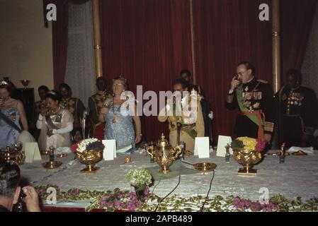 Besuch von Königin Juliana, Prinz Bernhard, Prinzessin Beatrix und Prinz Claus in Äthiopien: Gala-Dinner im Kaiserpalast. Von links nach rechts Königin Juliana, Kaiser Haile Selassie und Prinz Bernhard Datum: 31. Januar 1969 Ort: Addis Abeba, Äthiopien Schlüsselwörter: Abendessen, Mahlzeiten, Staatsbesuche, Toast persönlicher Name: Bernhard (Prinz Niederlande), Haile Selassie (Kaiser Äthiopien), Juliana (Königin Niederlande) Stockfoto