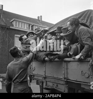 Deils: Roermond Beschreibung: Die Bevölkerung von Roermond kehrt auf amerikanischen Armeeklastern nach Hause zurück. Datum: März 1945 Ort: Limburger, Roermond Schlüsselwörter: Evakuierungen, Zweiter Weltkrieg Stockfoto