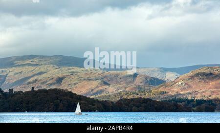 Kleine weiße Yacht Windermere an einem Herbsttag, Lake District Stockfoto