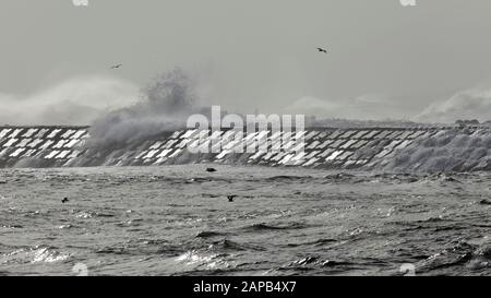 Grosser Ozean versprühen Wellen nähert sich der Fluss Douro Mündung South Pier in einem stürmischen Tag. Stockfoto