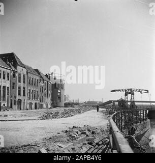 Front North-East Niederlande: Deventer Beschreibung: Schaden nach der Schlacht von Deventer. Links Hotel Bellevue Datum: April 1945 Ort: Deventer, Overijssel Schlüsselwörter: Brücken, Hotels Stockfoto