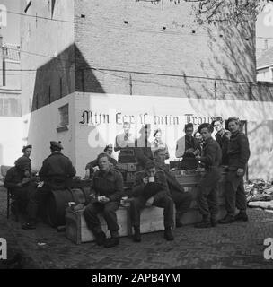Front North-East Niederlande: Deventer Beschreibung: Kanadische Befreier (Queen's Own Rifles of Canada Regiment) ruhen; hinter dem Rücken an der Wand gemalt das Motto der SS Meine Ehre ist mein Treue Datum: 11. April 1945 Ort: Deventer, Overijssel Schlüsselwörter: Militär Stockfoto