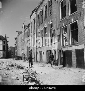 Front North-East Niederlande: Deventer Beschreibung: Kanadische Soldaten suchen Immobilien in der Deventer Innenstadt. Datum: 11.april 1945 Ort: Deventer, Overijssel Schlüsselwörter: Befreiung, Militär Stockfoto