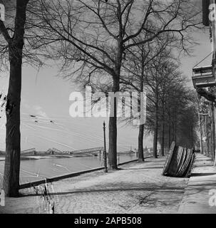 Front Nord-Ost Niederlande: Deventer Beschreibung: Die zerstörte Eisenbahnbrücke von Deventer Datum: 11. april 1945 Ort: Deventer, Overijssel Schlüsselwörter: Eisenbahnbrücken Stockfoto