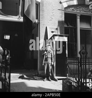 Front North-East Niederlande: Deventer Beschreibung: Kanadisches Militär auf Wache. Datum: 11.april 1945 Ort: Deventer, Overijssel Schlüsselwörter: Befreiung, Militär Stockfoto