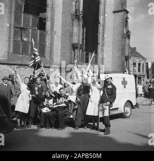 Front North-East Niederlande: Deventer Beschreibung: Burgers and Red Cross Staff Exposed their Joy Date: 11 april 1945 Ort: Deventer, Overijssel Schlüsselwörter: Befreiung, Öffentlichkeit, Krankenschwestern Institutionenname: Rotes Kreuz Stockfoto