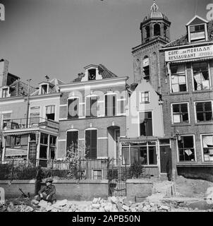 Vordernordost Niederlande: Deventer Beschreibung: Beschädigte Objekte an der IJsselkade. Anmerkung: Im Vordergrund ein Soldat Datum: April 1945 Ort: Deventer, Overijssel Schlüsselwörter: Gehäuse Stockfoto