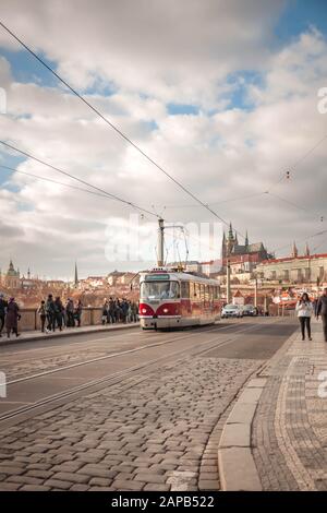 Prag, Tschechische Republik 1/5/2020: Mánes-Brücke, über die Moldau. Straßenbahn vorbeiführt. Stockfoto